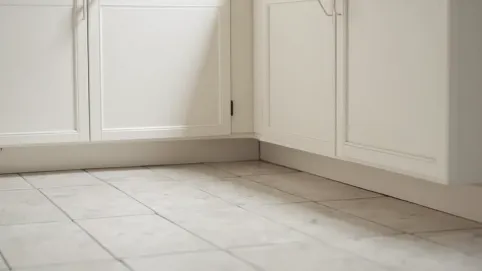 Czy montować listwy za meblami